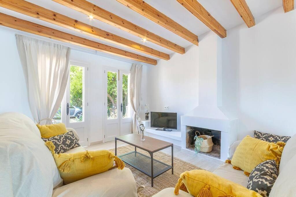 Villa Mallorquin Oasis With Natural Pool 5min From The Port de Pollença